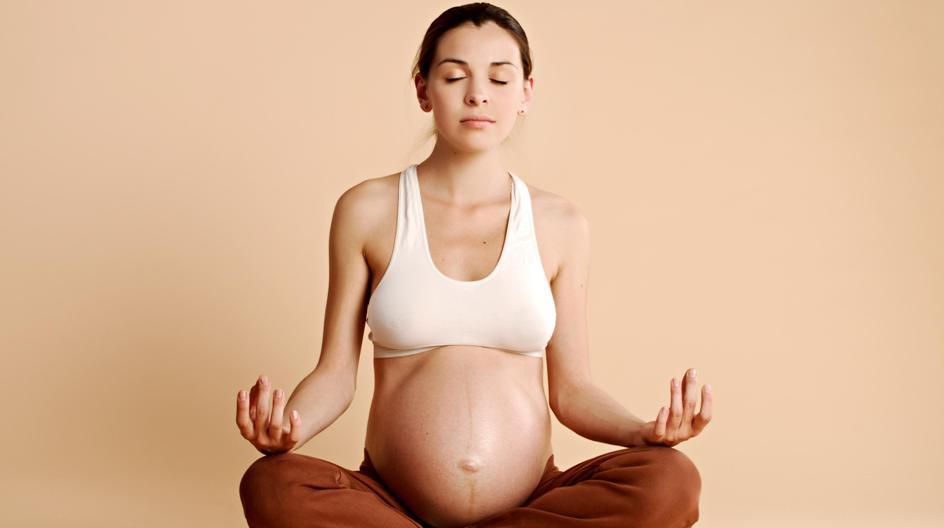 Беременных 35 недели беременности. Забеременеть в 35. Беременные на стуле. Сохранение беременности. Фото женщин на 35 неделе беременности.